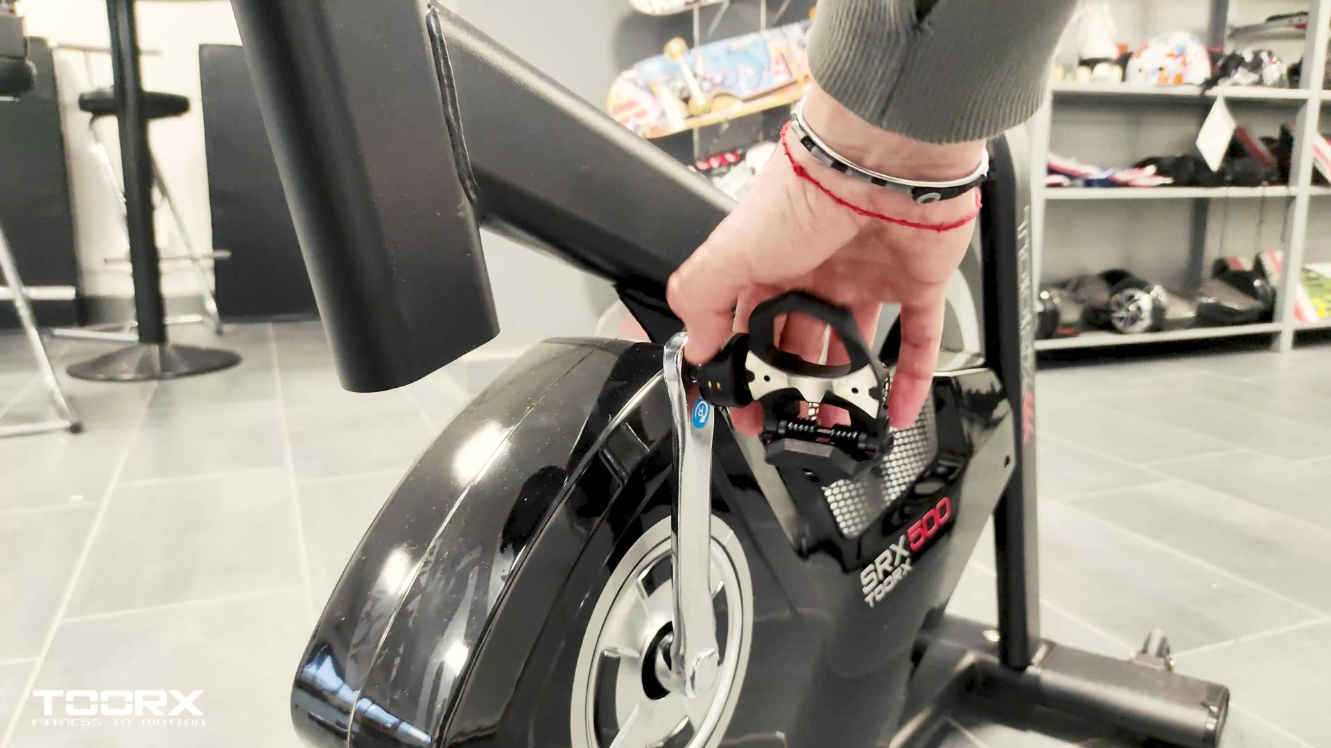 Posso montare i pedali della bici da corsa sulla indoor cycle?